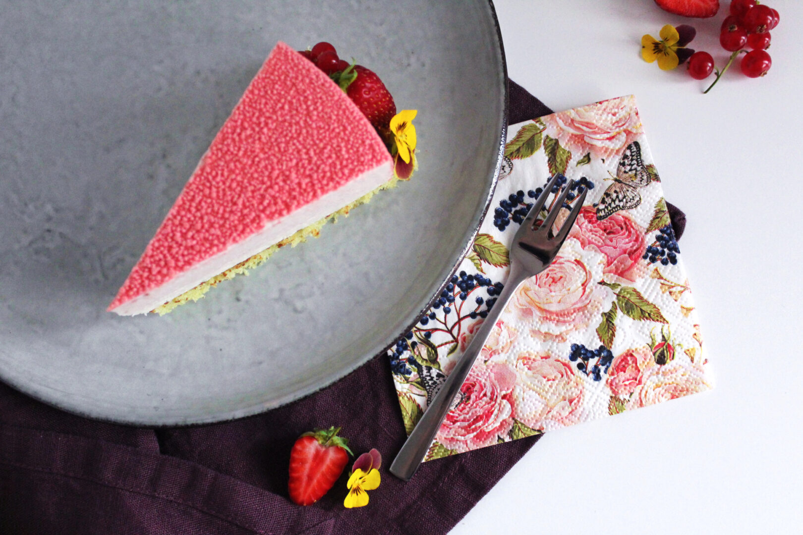 Lækker sensommer jordbærkage anrettet på tallerken