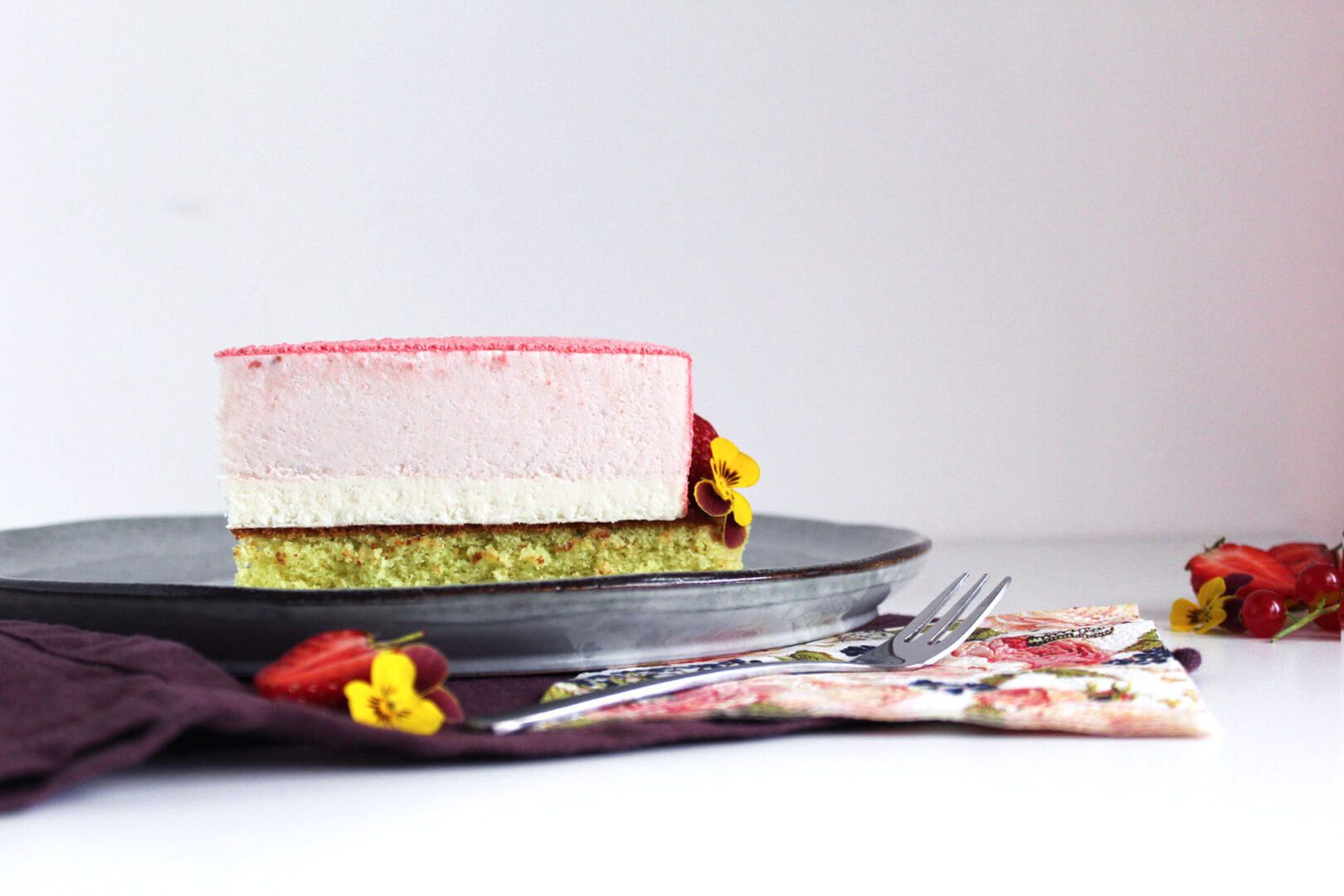 Jordbær kage med Råstoff Strawberry-Rhubarb, hvid chokolade og pistaciebund.