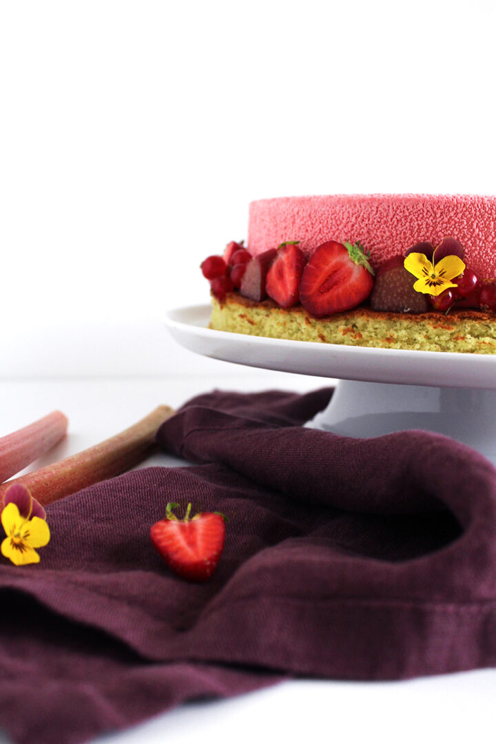 En lækker jordbærkage med en bund af pistacie og hvid chokolademousse