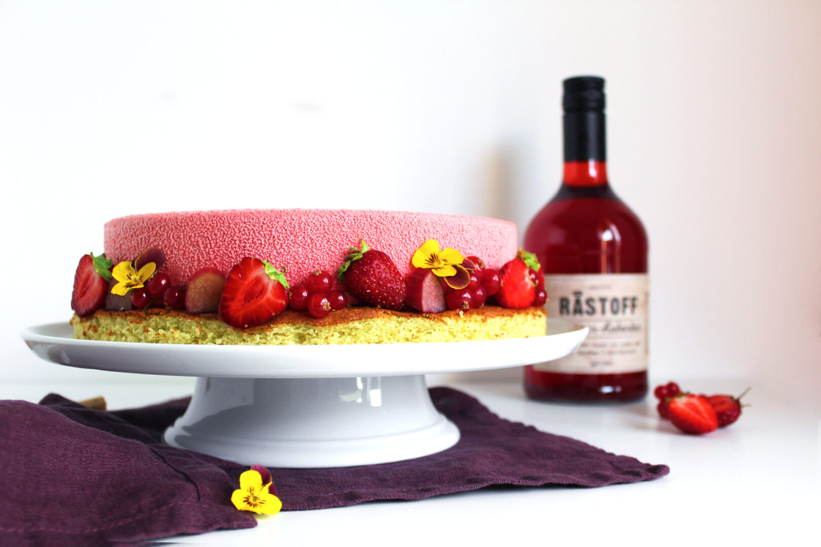 Lækker Jordbær-rabarber kage med hvid chokolade og pistacie