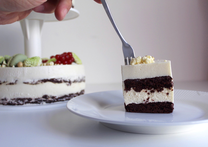 Bryllupskage anrettet på tallerken